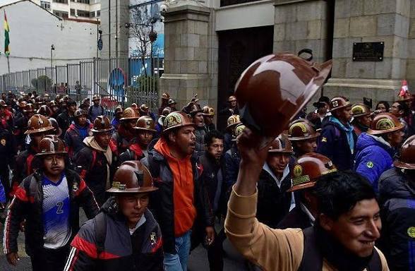 Bolivyali madenciler, kahverengi baretleriyle hukumet politikalarini protesto ediyor