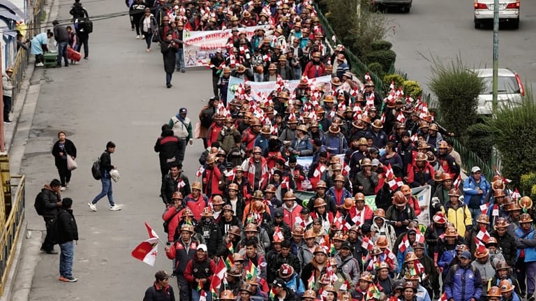 Bolivya madencileri ve protestocular yol barikatı kuruyor