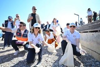 Antalya'da düzenlenen kıyı temizliği etkinliği