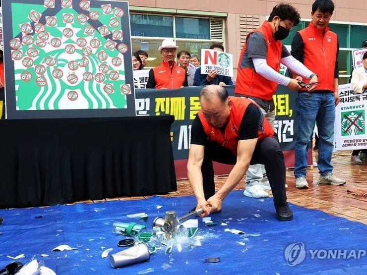Starbucks bardaklarını çekiçle kıran protestocu