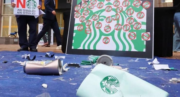 Protestocular Starbucks'ı boykot ediyor