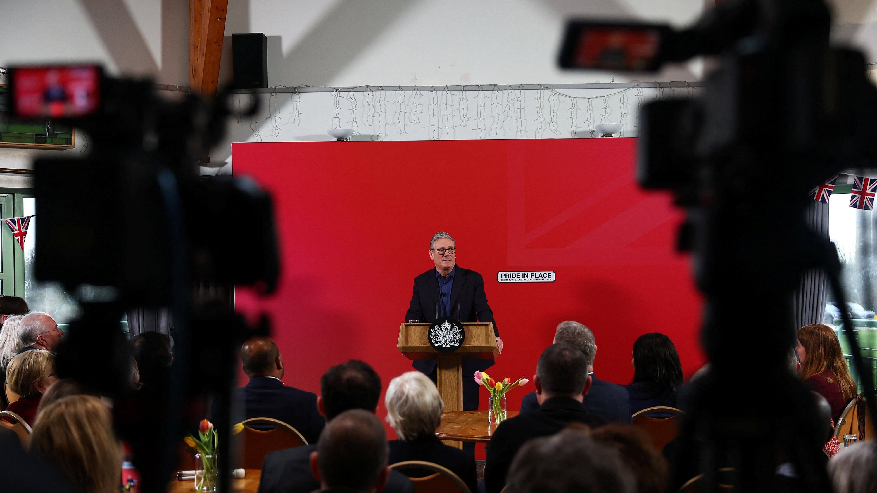 Keir Starmer bir etkinlikte kürsüde konuşurken