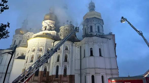 Kiev Pechersk Lavra Katedrali'nin hasar görmüş iç mekanı