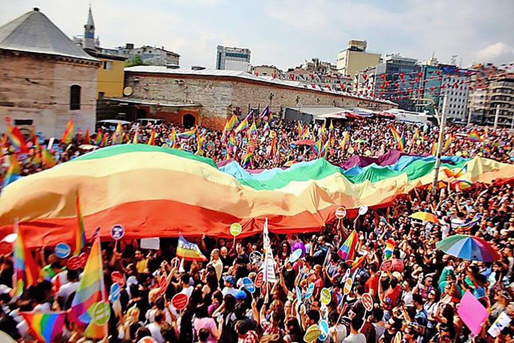 İstanbul Onur Yürüyüşü'nde gökkuşağı bayrakları taşıyan kalabalık