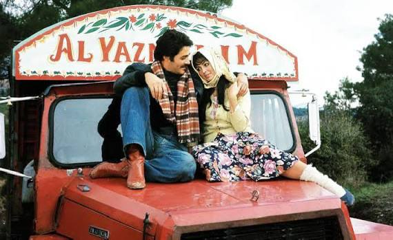 Selvi Boylum Al Yazmalım filminden Kadir İnanır ve Türkan Şoray