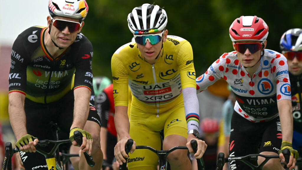 Tadej Pogačar sarı mayoyla yarışta