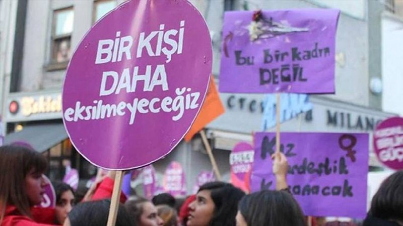 Bir kişi daha eksilmeyeceğiz ve Bu Bir Kadın Değil - kadın protestosu