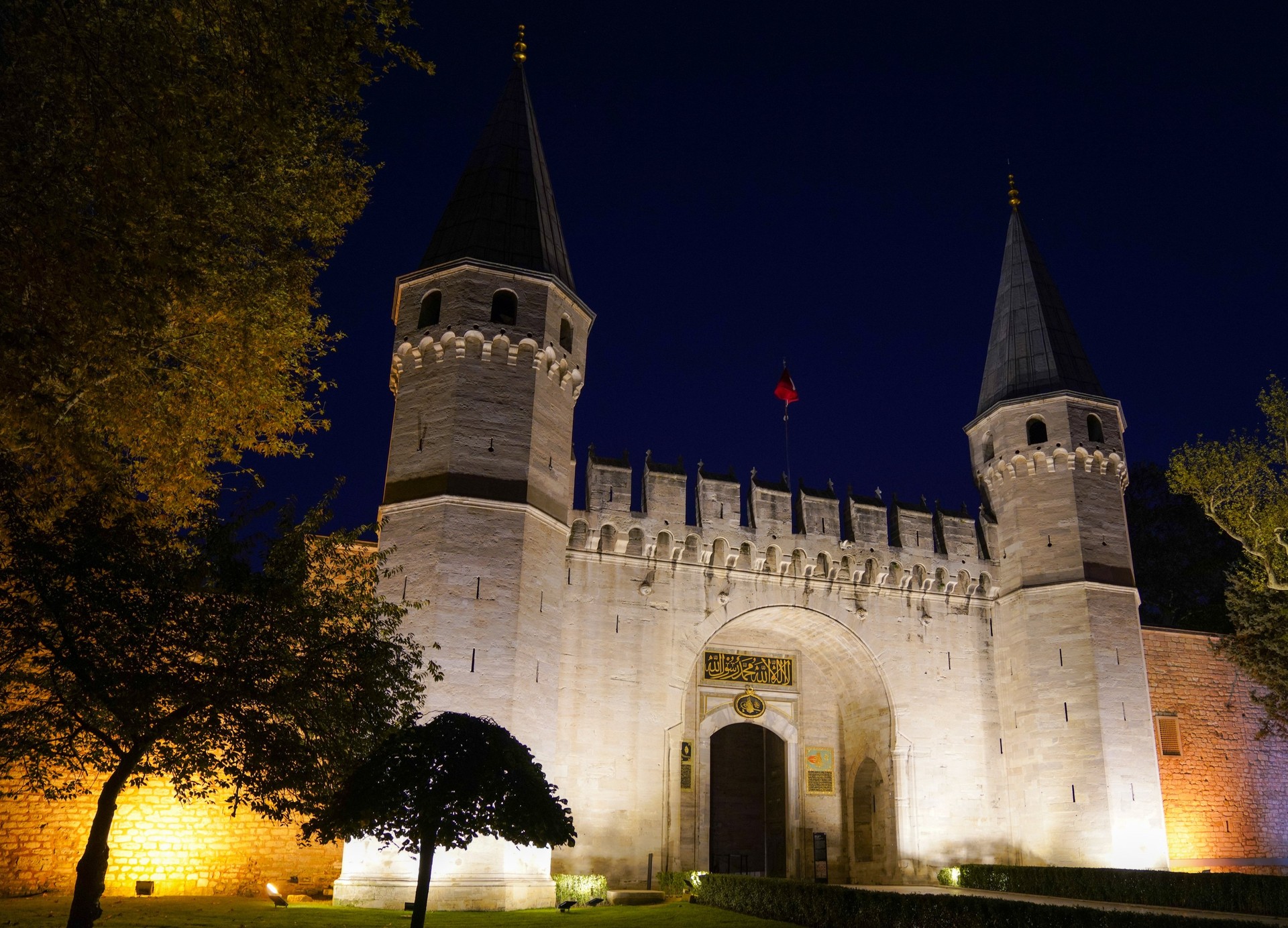 Topkapı Sarayı gece aydınlatması altında tarihi atmosfer