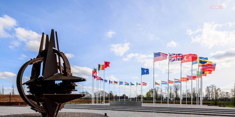 NATO merkez binası önünde üye ülke bayrakları ve heykel