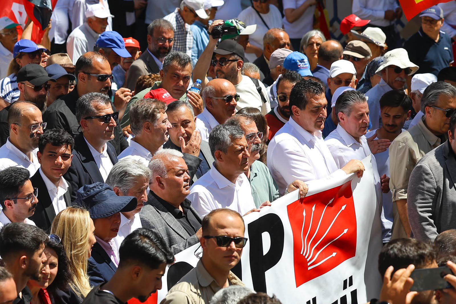 CHP Genel Başkanı Özgür Özel, Madımak Katliamı anma yürüyüşünde Sivas'ta