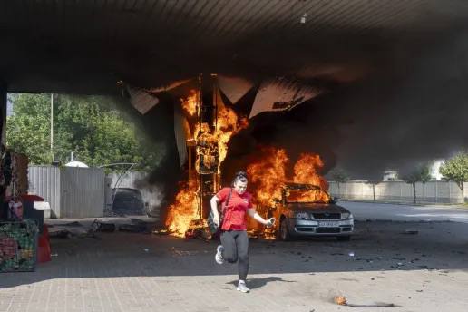 St. Petersburg limanında patlama ve yangın