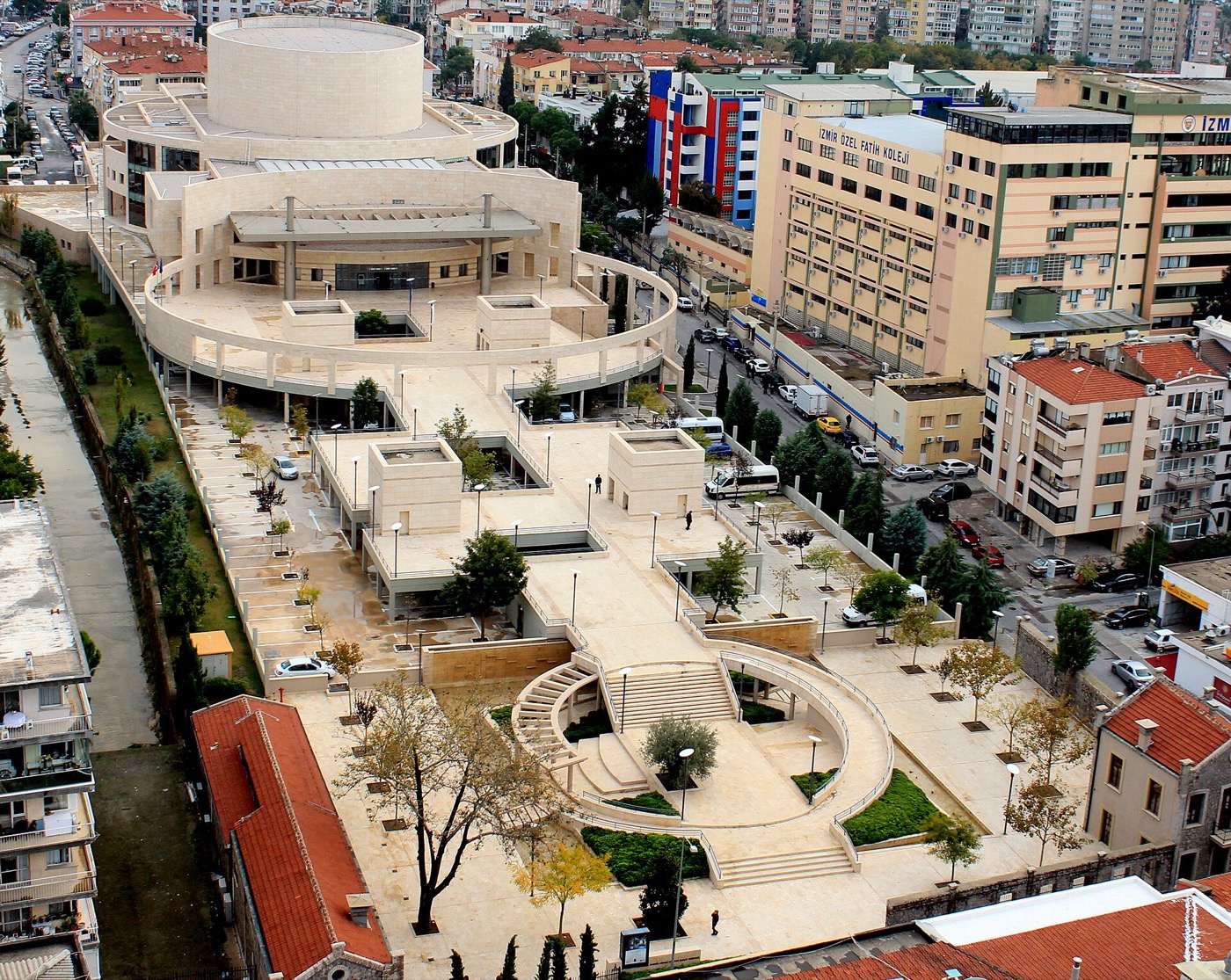 İzmir'de sergiye ev sahipliği yapan Ahmed Adnan Saygun Sanat Merkezi